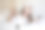 美丽的长发女孩在床上照顾她的皮肤。使用美容面霜图片下载