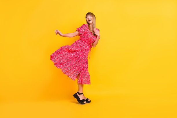 全尺寸照片迷人的积极的女人看copyspace穿黑色凉鞋夏天孤立在黄色背景图片下载