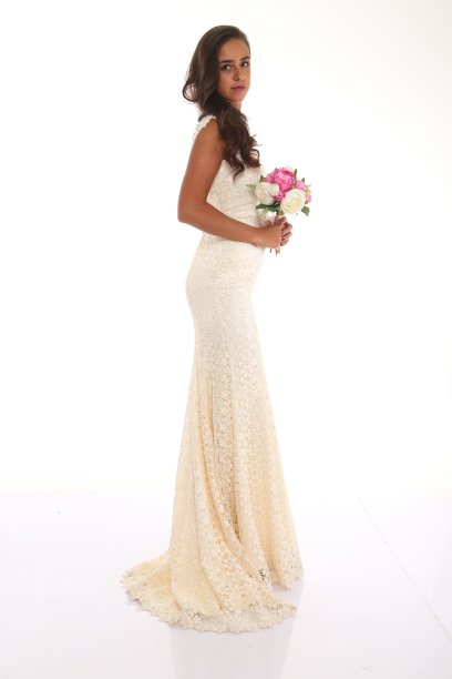 年轻漂亮的女人穿着白色的长晚礼服，前面是白色的背景。图片下载