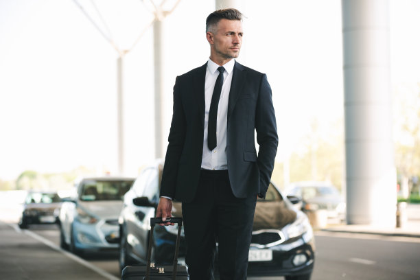 英俊成熟的商人在打出租车图片下载