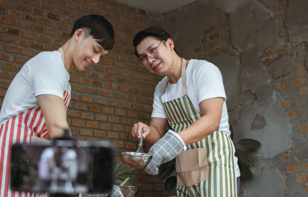 两名男子一边做饭一边录视频图片下载
