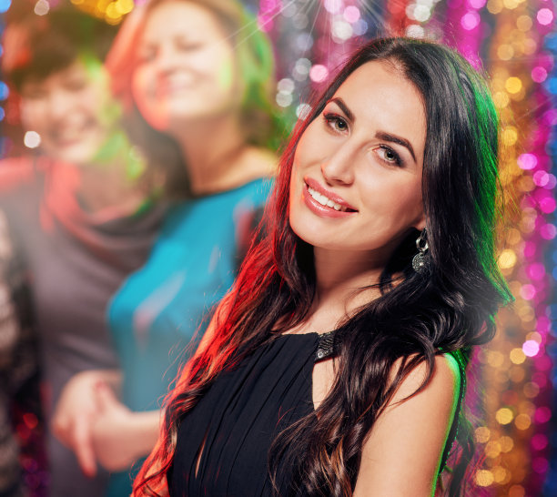 在俱乐部聚会的黑发女人图片下载