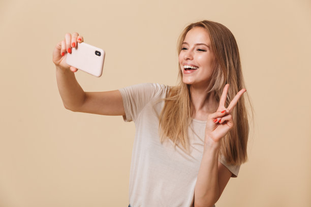 一个年轻漂亮女孩的自拍照图片下载