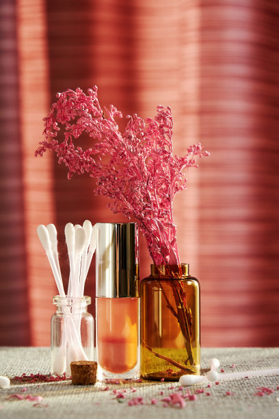 化妆品商店的桌子上有阳光瓶，口红和棉签。时尚和化妆概念和背景图片下载