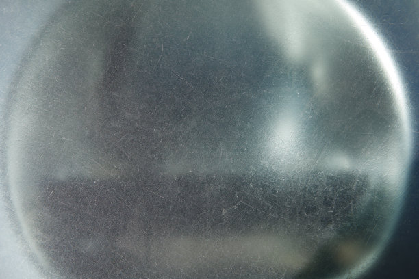 人行道照明器镜头玻璃质地破旧。图片下载