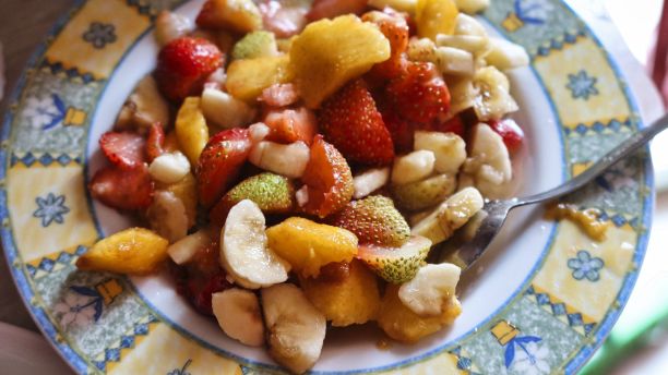 新鲜的时令水果沙拉图片下载