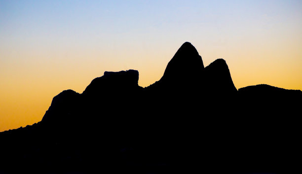 加维亚石和二山兄弟的剪影图片下载