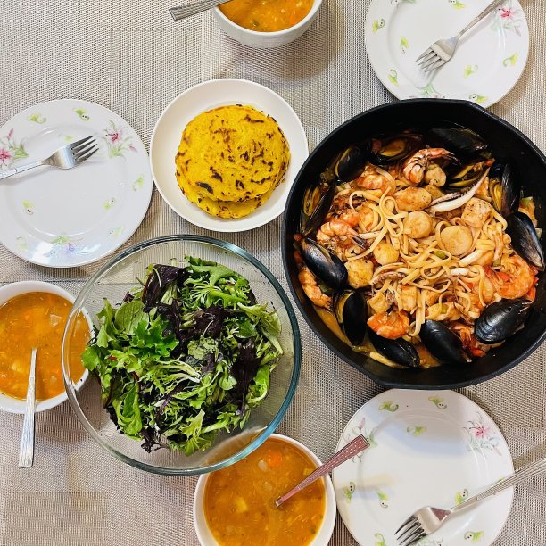 美味的家庭晚餐图片下载