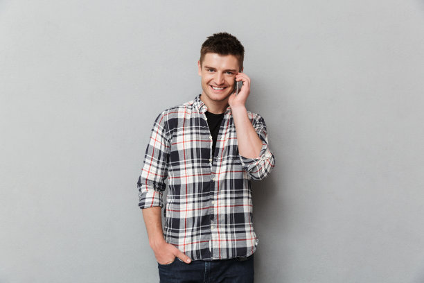 一个微笑着说话的年轻人的肖像图片下载