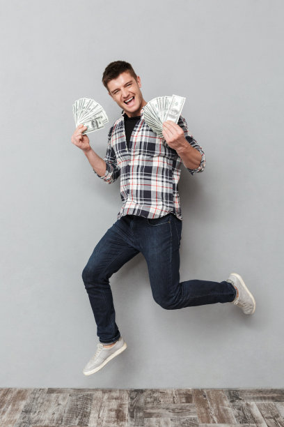 一个快乐的年轻人的全身像图片下载