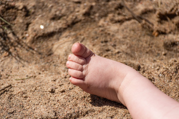 宝宝的左脚在沙滩上图片下载