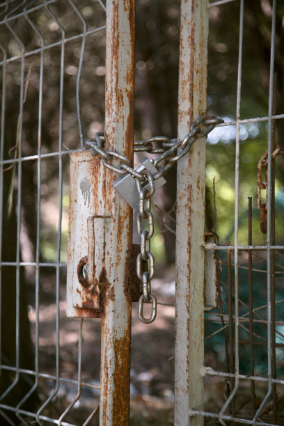 用挂锁锁上的门图片下载