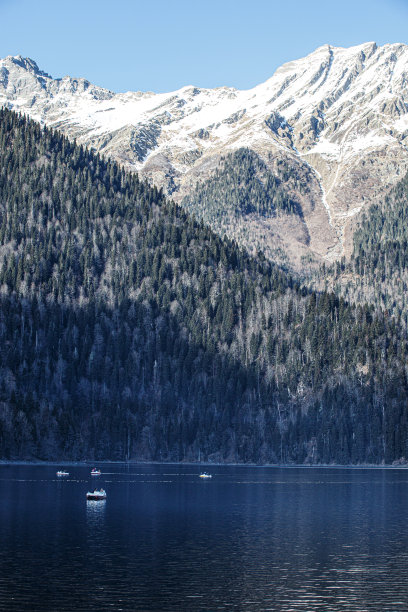 冬天的高山背景上的湖图片下载