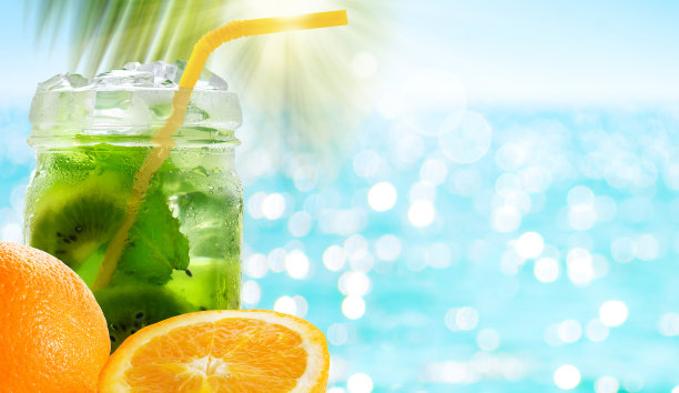 猕猴桃鸡尾酒与薄荷叶在玻璃罐和橙水果图片下载