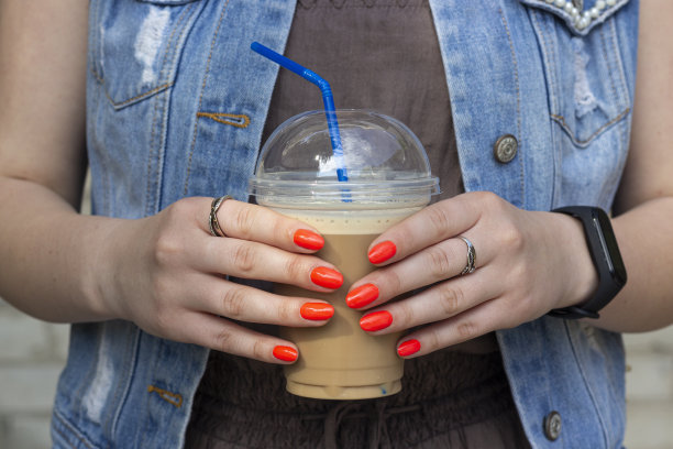 女孩拿着一杯饮料的特写图片下载