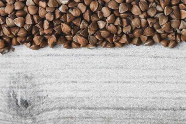 白色背景上的荞麦粒。文本的位置。图片下载