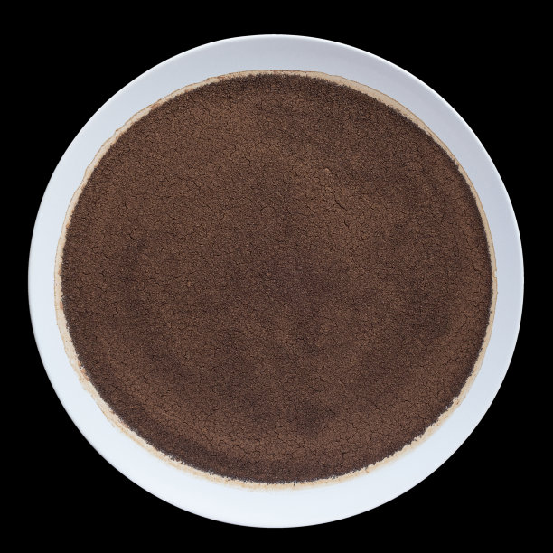 干咖啡沉淀在圆盘子上，磨碎的豆子质地，表面有裂纹图片下载