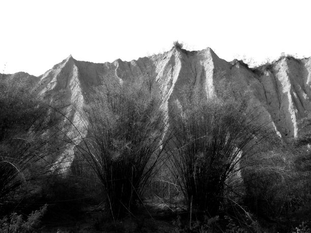 中国台湾高雄的特殊石灰岩山，因周围植物无法生长，地貌如同月球，故有“月世界”之称（黑白照片）图片下载