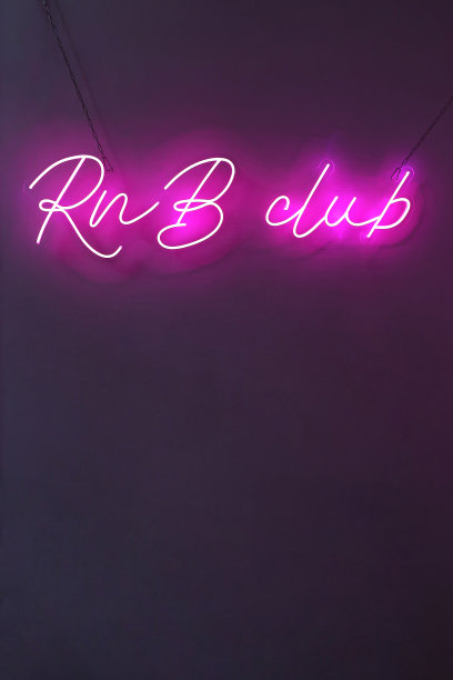 粉色霓虹标志RnB俱乐部。时尚的风格。图片下载