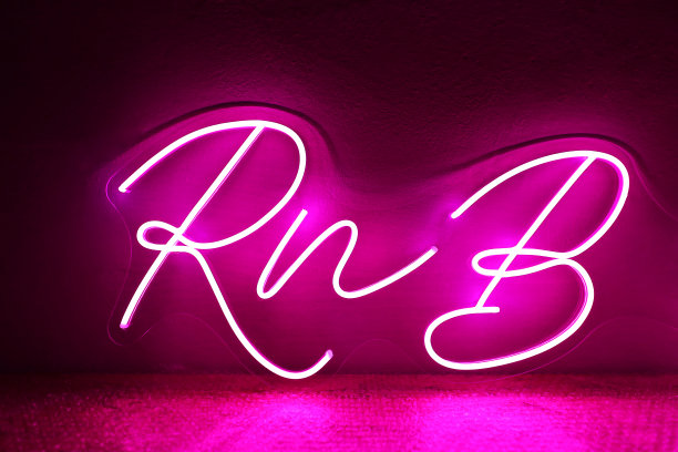 粉色霓虹标志RnB俱乐部。时尚的风格。图片下载