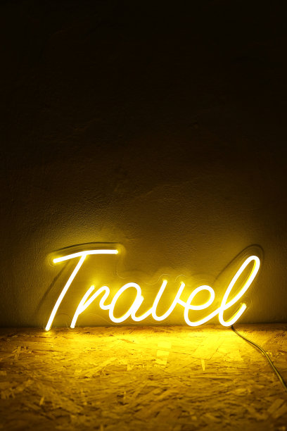 黄色霓虹招牌旅游。时尚的风格。图片下载