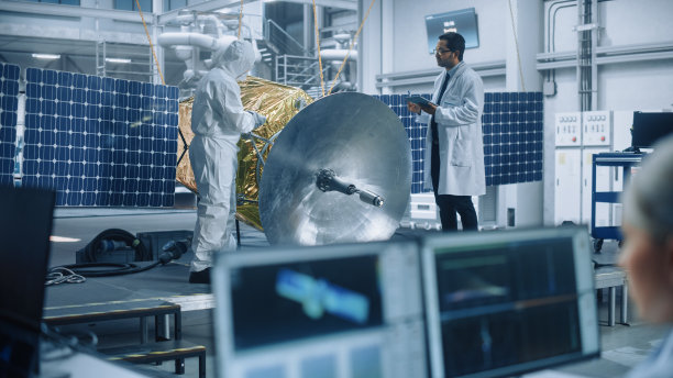 管理工程师和总技术员从事卫星建设，交谈，使用计算机。航空航天局制造设施:科学家为太空探索任务组装航天器图片下载