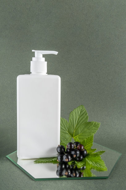 白色化妆品空白瓶与分配器和小枝黑醋栗镜，绿色背景。天然有机美容化妆品概念。前视图图片下载