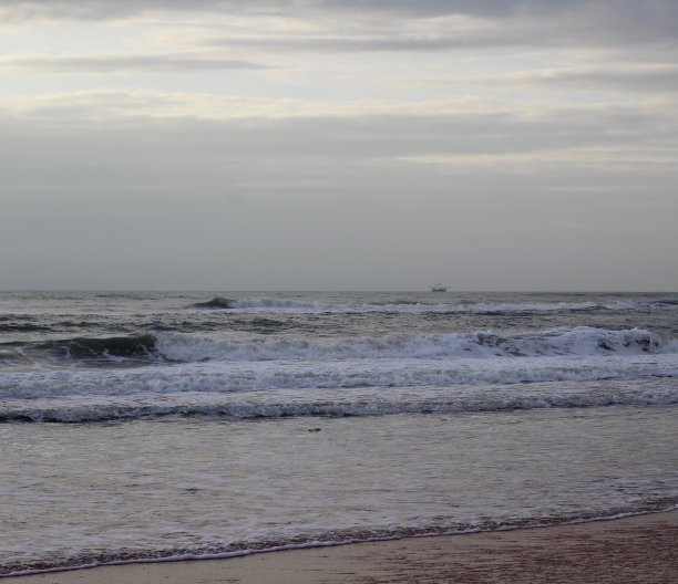 海滩上的多云天空图片下载
