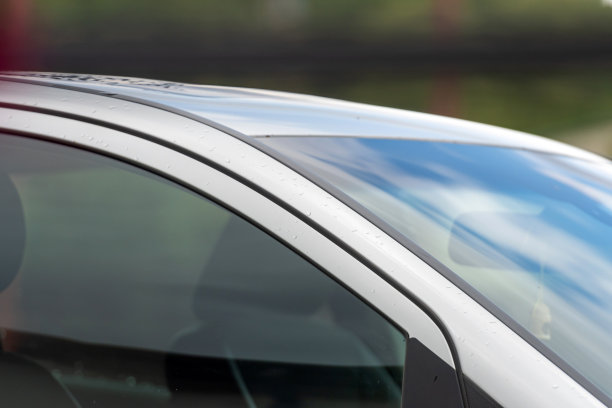 抽象模式与部分特写的汽车车身与反射和散焦背景图片下载