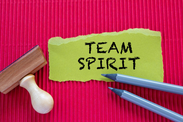 团队精神。邮票和铅笔在红色的背景上图片下载