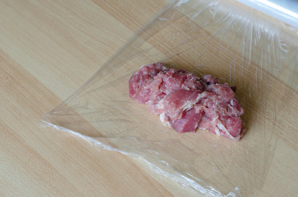 一步一步自制剁火腿。第九步:火腿的腌肉放在食物薄膜上。图片下载