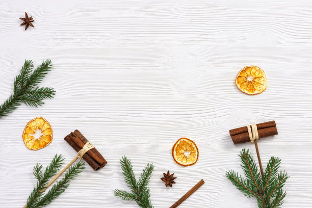 配料为热饮，圣诞背景与芬芳的冬季香料，肉桂，干橙片，八角星，冷杉枝图片下载