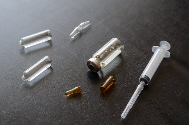 一支注射器，三支安瓿，一瓶白色粉末。图片下载