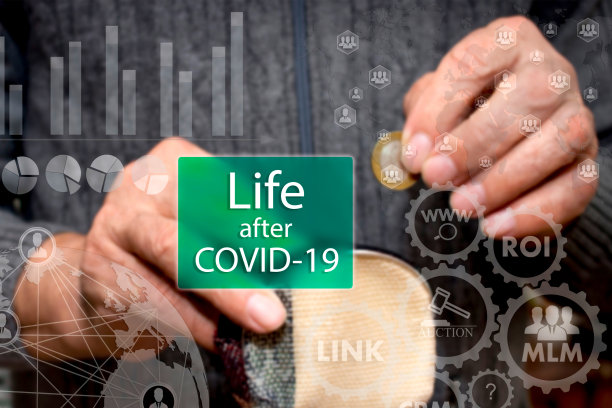 新冠肺炎后的生活在触摸屏上的文字与背景上的硬币退休者图片下载