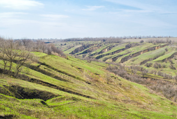 乌克兰的早春景观与土壤侵蚀。图片下载