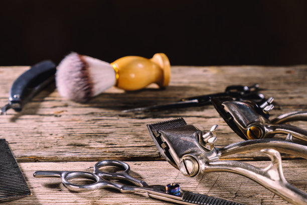 旧的理发工具在粗糙的木制风化的背景图片下载