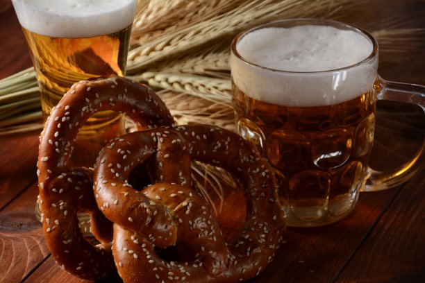 巴伐利亚新鲜出炉的自制软椒盐卷饼配啤酒。乡村风格。啤酒节图片下载