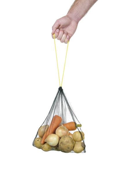 杂货环保袋与蔬菜在白色孤立的背景图片下载