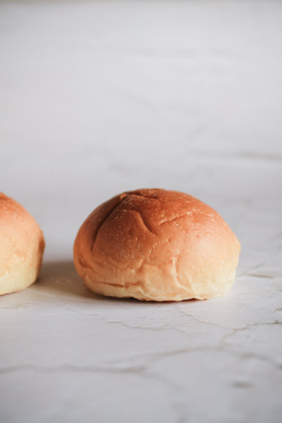 新鲜的烤面包。白色背景上的有机全麦面包。迷你面包堆。面包房面包、小面包等商品。图片下载