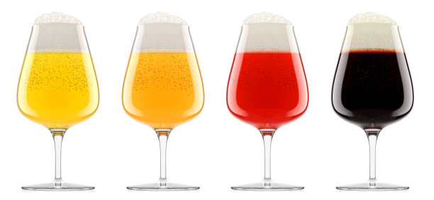 一套新鲜的啤酒与泡沫隔离在白色的背景。图片下载