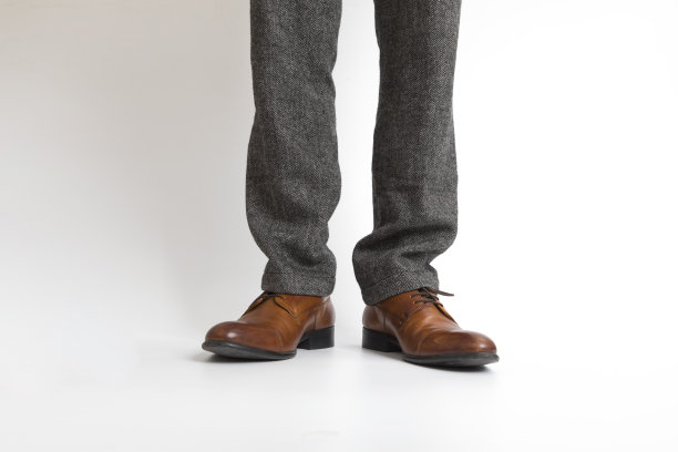 男士时尚皮革复古鞋站在白色的背景。图片下载