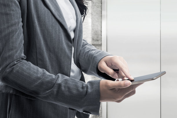 女商人站着用智能手机图片下载