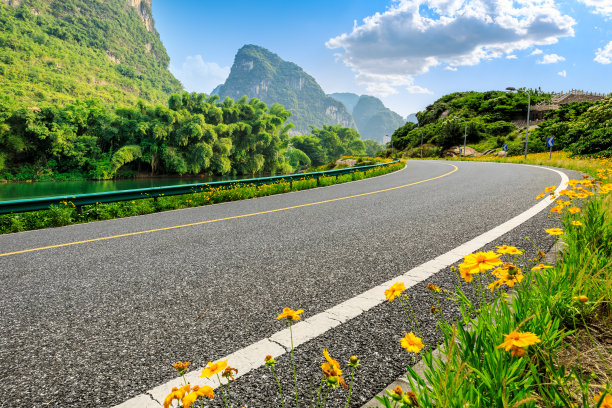 柏油路和青山自然景观。图片下载
