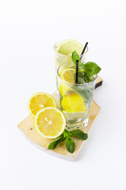 以柠檬和薄荷为背景的鸡尾酒图片下载