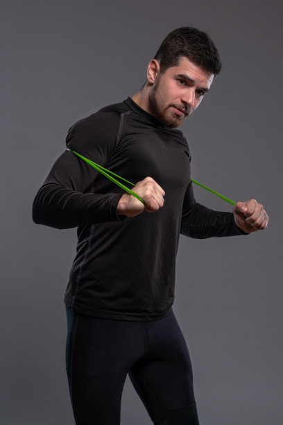 集中运动员用手拉伸阻力橡皮筋图片下载