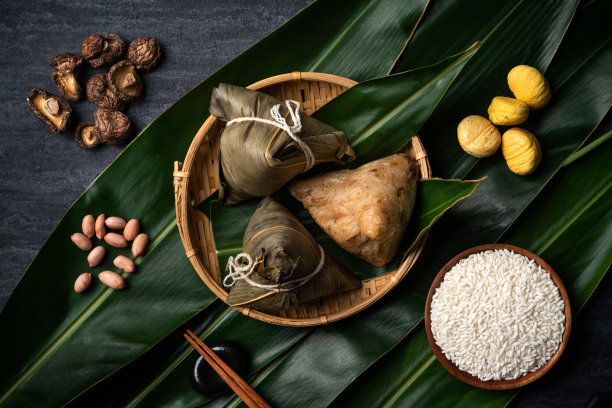 粽子粽子俯视图为端午节上方以黑色为背景。图片下载