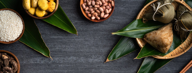 粽子粽子俯视图为端午节上方以黑色为背景。图片下载