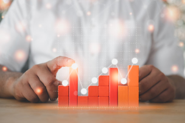 近手触摸木块堆叠为阶梯界面。业务概念成长成功过程。图片下载