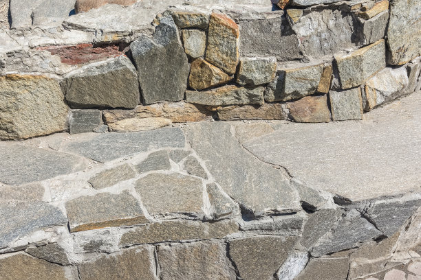 花岗岩石块制成的石头平台特写。图片下载