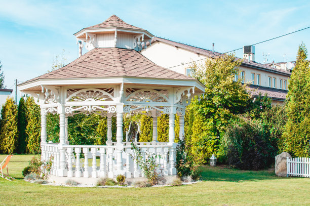 美丽的婚礼凉亭/会场在绿色的花园图片下载